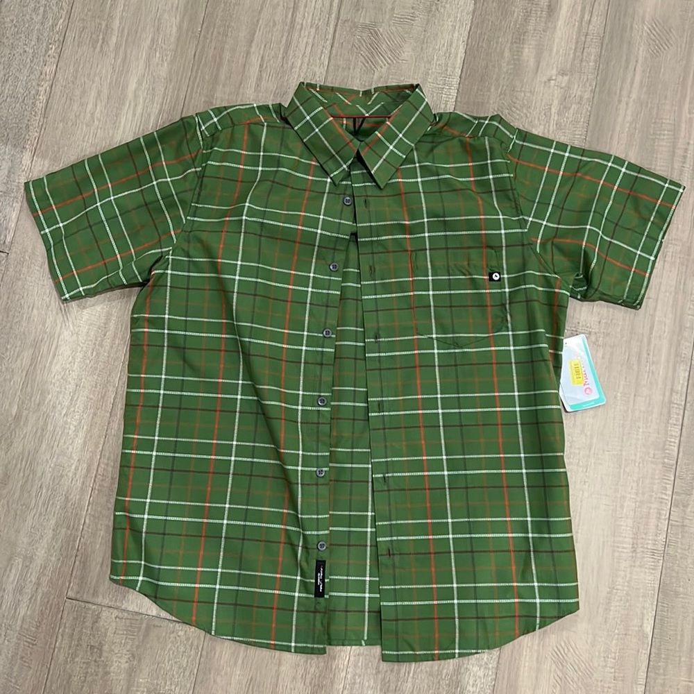 Men’s marmot quick dry button down shirt.